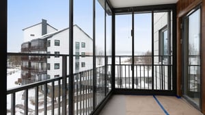 Inflyttningsklar lägenhet med inglasad balkong och utsikt över snöigt bostadsområde