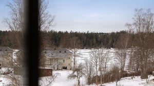 Inflyttningsklar lägenhet med utsikt över snötäckt område och träd