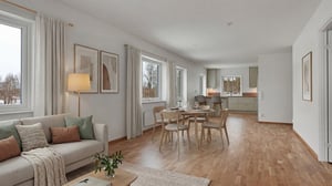 Inflyttningsklar lägenhet med öppen planlösning, vardagsrum och kök. Ljusa rum med stora fönster, matplats och soffa