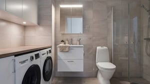 Inflyttningsklart badrum med tvättmaskin, torktumlare, dusch och toalett