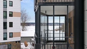 Inflyttningsklar lägenhet med inglasad balkong och utsikt över snölandskap