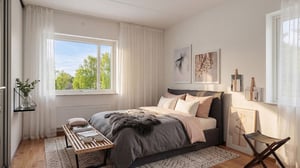 Inflyttningsklar lägenhet med sovrum, dubbelsäng, stora fönster och ljus inredning