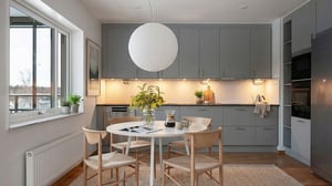 Inflyttningsklar lägenhet med kök, matplats och grå köksinredning
