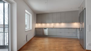 Inflyttningsklar lägenhet med modernt kök, ljusa skåpsluckor och trägolv