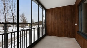 Inflyttningsklar lägenhet med inglasad balkong, träpanel och utsikt mot snötäckt område