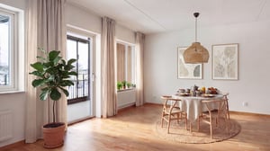 Inflyttningsklar lägenhet med ljust vardagsrum, matplats, stora fönster och balkongdörr