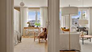 Lägenhet med ljus interiör, sovrum och vardagsrum med stora fönster