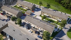 Luftperspektiv av ett bostadsområde med radhus, grönområden och parkeringsplatser