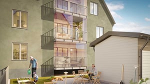 Illustration av flerbostadshus med balkonger, uteplats och människor i en gårdsmiljö, med en person som vattnar blommor och en person som sitter vid ett bord