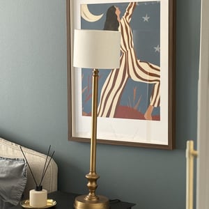 Sovrum med tavla och golvlampa