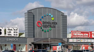 Exteriör av köpcentrumet Ekholmen Centrum med butiker och skyltar