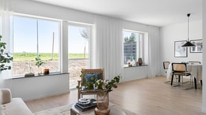 Inflyttningsklar lägenhet med ljusa golv, stora fönster och matplats