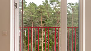 Balkongdörr vy mot skog