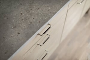 inflyttningsklar lägenhet med grå betonggolv och ljusa köksluckor
