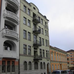 Flerbostadshus med balkonger i olika färger