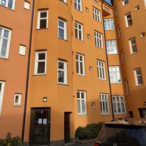 Flerbostadshus med många fönster