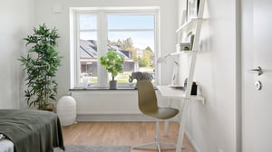 Inflyttningsklar lägenhet med ljust rum, skrivbord vid fönster och modern inredning