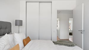 Inflyttningsklar lägenhet med sovrum, garderober och ljusa väggar. Helt inredd bostad med modern planlösning
