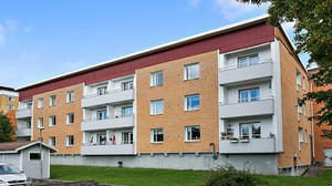 Flerbostadshus med tegel фасad och balkonger