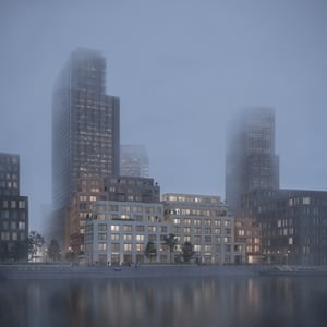 Dimma över moderna bostadshus och höga kontorsbyggnader vid vattnet i Göteborg