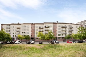 Hyresrättsfastighet med parkering och grönomåde