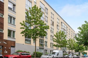 Hyresrättsfastighet med bilar utanför på gatan