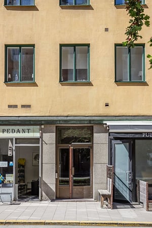 Entreport till flerbostadshus i ljus puts