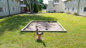 Sandlåda mellan husen