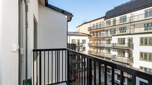 Inflyttningsklar lägenhet med balkong och utsikt mot innergård i bostadsområde