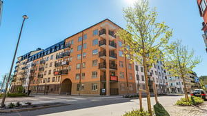 Inflyttningsklara lägenheter i modernt flerbostadshus med balkonger och nyplanterade träd