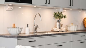 Modernt kök med ljusa skåp, diskho och köksinredning