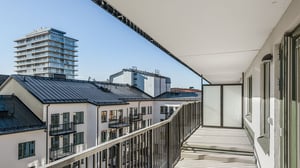 Inflyttningsklar lägenhet med rymlig balkong och utsikt över moderna bostadshus