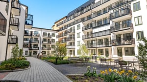 Inflyttningsklara lägenheter med gård i modernt flerbostadshus med balkonger