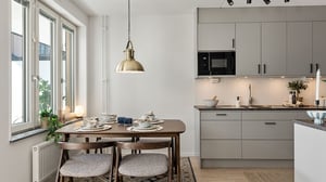 Inflyttningsklar lägenhet med kök och matplats i modern, ljus stil
