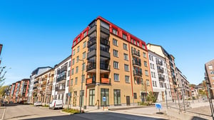 Flerbostadshus med bostäder och balkonger i ett modernt kvarter, exteriör i stadsmiljö
