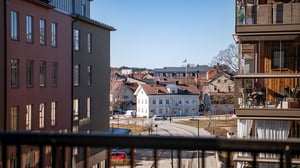 Urbant bostadskvarter med moderna flerbostadshus, gatumiljö och utsikt över stadshus och taklandskap