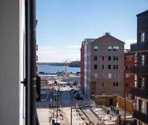 Inflyttningsklar lägenhet i nybyggt bostadsområde med havsutsikt och stadsmiljö