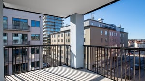 Balkong med utsikt över flerbostadshus i ett bostadsområde