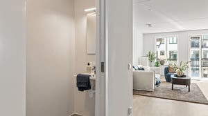 Inflyttningsklar lägenhet med ljus vardagsrumsmiljö och modern inredning