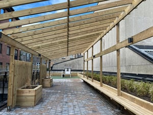 Innergård med platsbyggda blomlådor och pergola