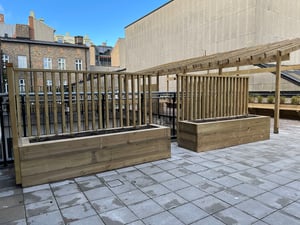 Innergård med platsbyggda blomlådor