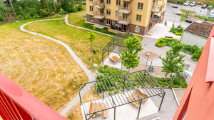 Vy mot innergård från balkong