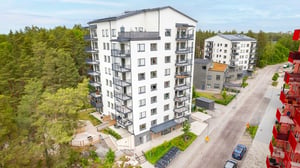 Moderna flerfamiljshus vid skogsområde