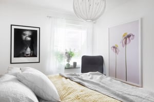 Sovrum med tavlor på väggen
