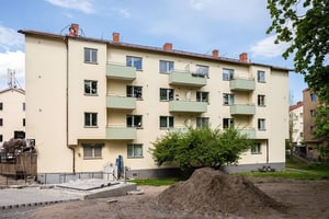 Flerbostadshus med balkonger mot innergård
