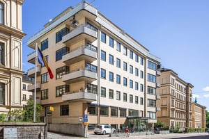 Flerbostadshus med balkonger ut mot lokalgata