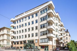 Flerbostadshus med balkonger ut mot lokalgata