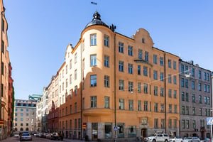 Äldre flerbostadshus med torn och runda hörn