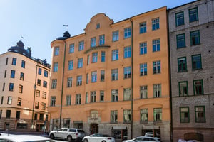 Äldre flerbostadshus med torn och runda hörn