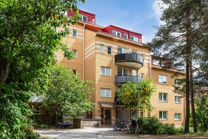 Flerbostadhus i olika nivåer med grönska kring husen